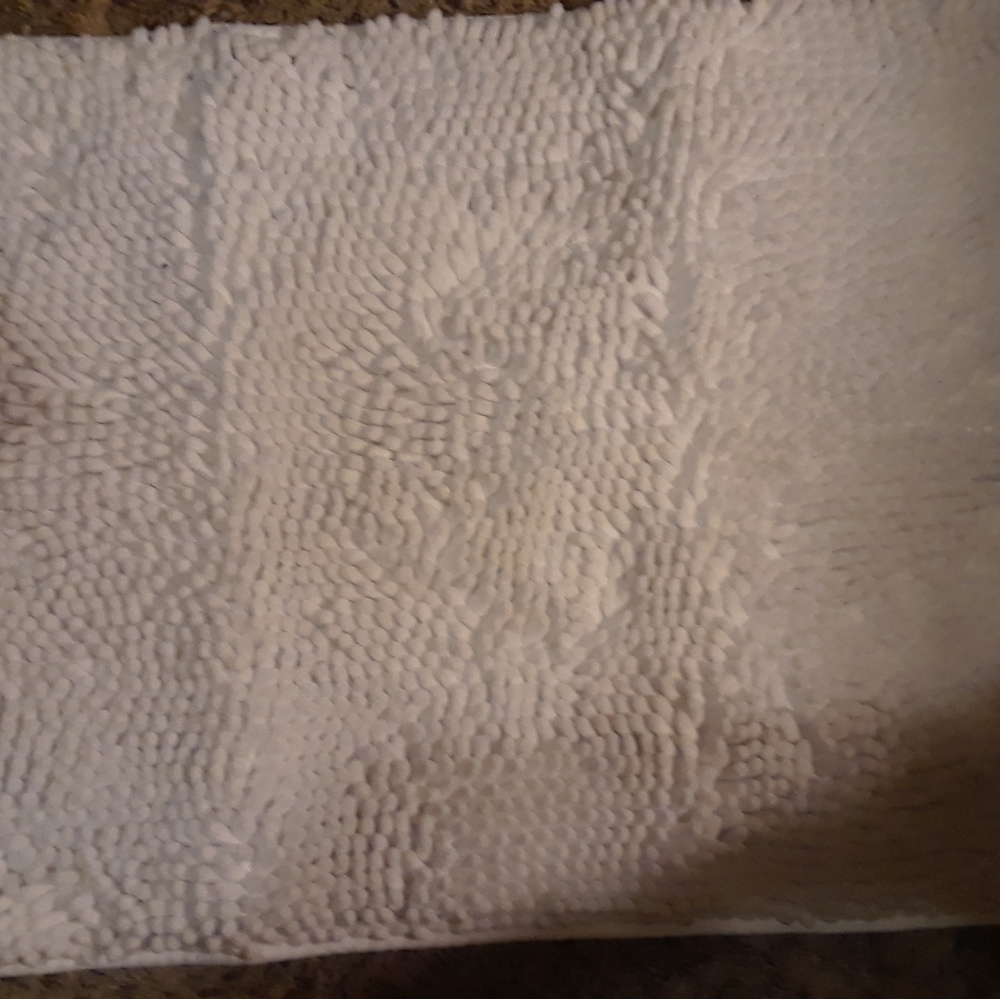 White plush bathroom rug